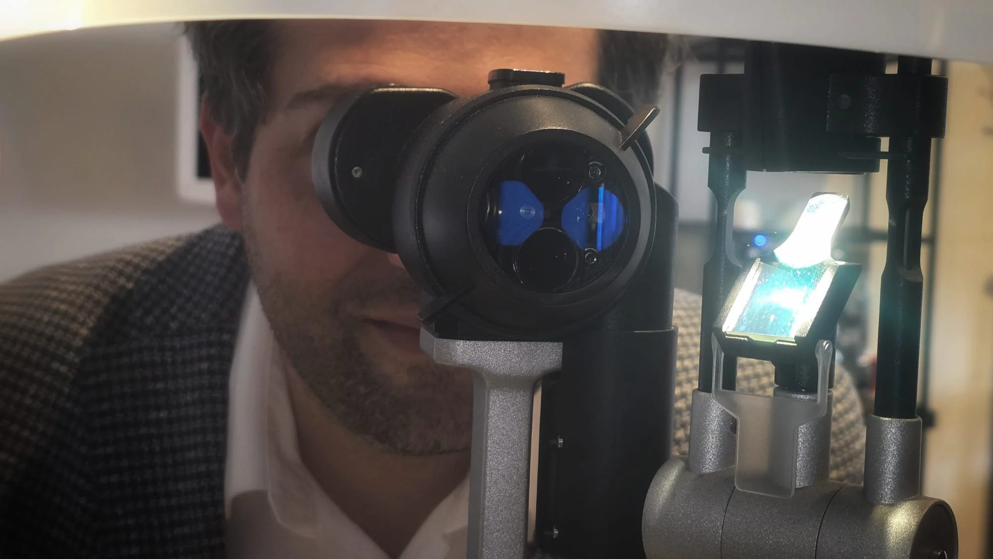 Spaltlampen-Untersuchung im Atelier Dawood — Originalaufnahme