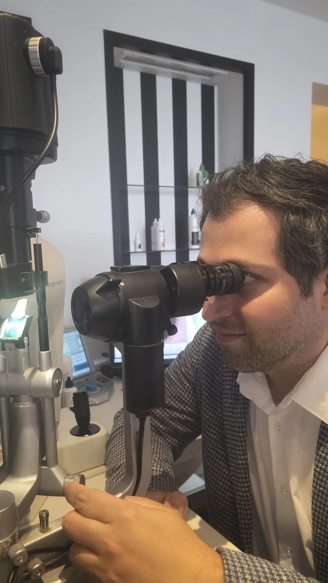 Diagnostik mit der Spaltlampe im Atelier — Originalaufnahme